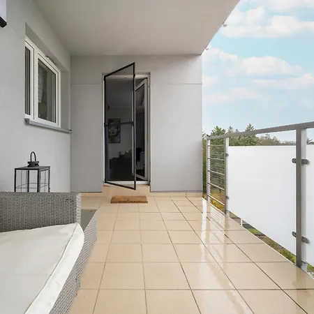 Lejlighed With 2 Bedrooms & Balcony And Free Garage By Renters