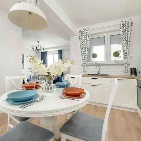 With 2 Bedrooms & Balcony And Free Garage By Renters Lejlighed Wrocław