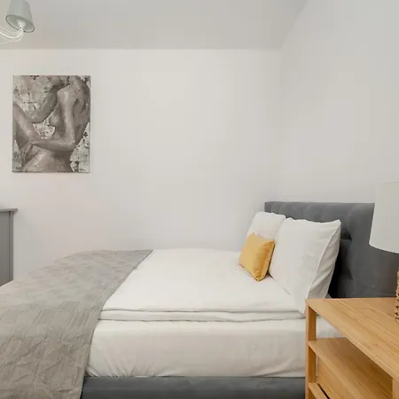 With 2 Bedrooms & Balcony And Free Garage By Renters アパート ヴロツワフ