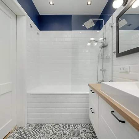 With 2 Bedrooms & Balcony And Free Garage By Renters アパート ヴロツワフ