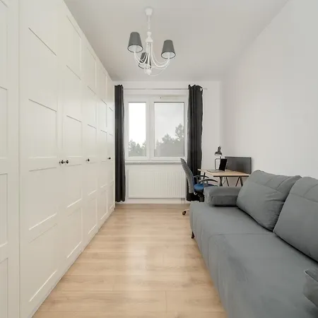 With 2 Bedrooms & Balcony And Free Garage By Renters 아파트