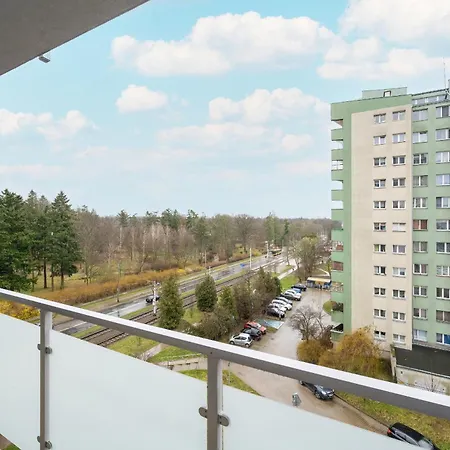 With 2 Bedrooms & Balcony And Free Garage By Renters 아파트